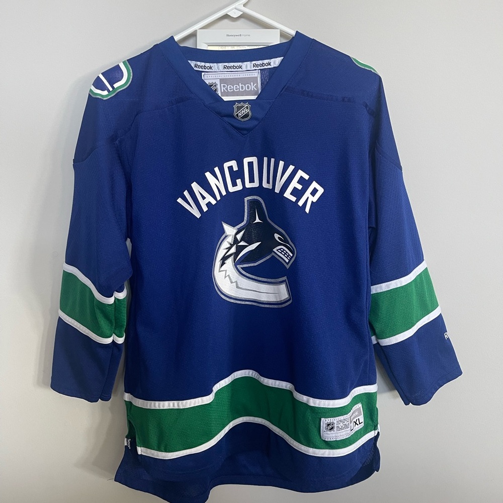 Youth L/XL Vancouver Canucks Jersey EUC